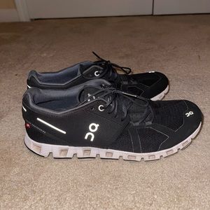 On cloud running shoes size 8.5